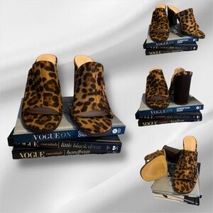 Beautiful Eva Mendes animal print sandals.